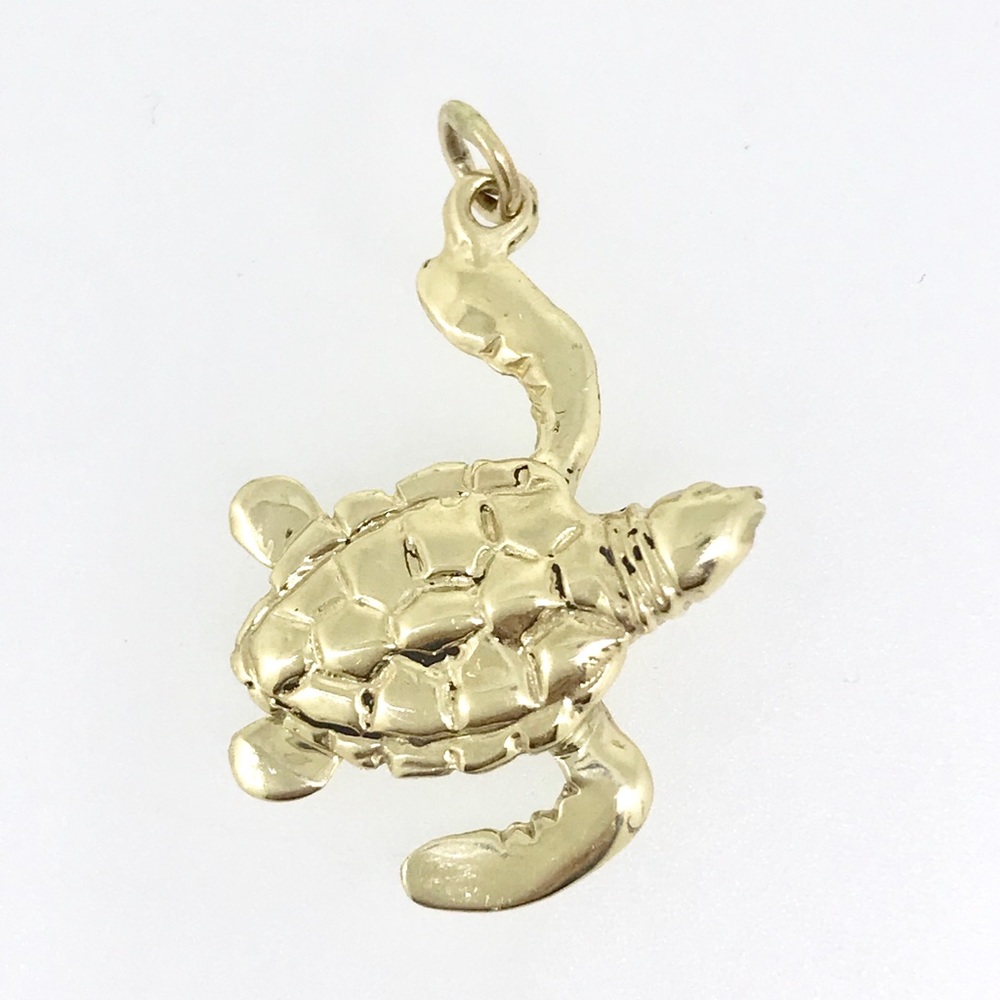 NWT 14 kt yellow solid gold sea turtle pendant